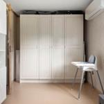 Kleines Zimmer mit Kleiderschrank, Hochstuhl und Fenster