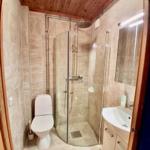 Badezimmer mit Dusche, Toilette und Waschbecken