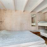 Zimmer mit Doppelbett und Schlafcouch, Holzwände und Spiegel