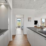 Küche mit Arbeitsplatte und Durchgang zum Wohnzimmer.