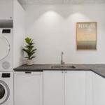 Wohnung mit Waschmaschine, Trockner und Spülmaschine.