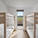 Zimmer mit zwei zweibettbetten und Fenster zur Aussicht.