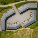 Luftbild von vier Ferienhäusern mit Nummern 12, 13, 23 und einem unbekannten Haus.