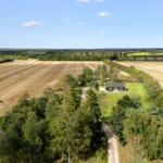 Haus mit Garten und Waldweg in ländlicher Umgebung