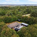 Haus mit Terrasse und Grillplatz im Wald, Blick aufs Wasser