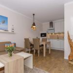 Wohn- und Essbereich mit Küchenzeile und Holzboden