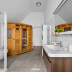 Badezimmer mit Dusche, Toilette und Sauna.