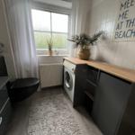 Bad mit Waschmaschine, Pflanzen und Fenster