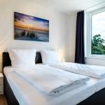 Schlafzimmer mit Doppelbett, Fenster und Wandbild
