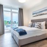 Schlafzimmer mit Doppelbett, Balkon und Wandbild