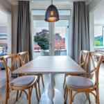 Essbereich mit Tisch und Stühlen, Blick auf Balkon und Zimmer