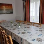 Esszimmer mit großem Tisch