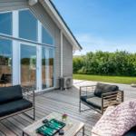 Terrasse mit Sitzgelegenheiten und Blick auf Grünfläche