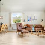 Wohn- und Essbereich mit braunen Ledermöbeln und Holzmöbeln.