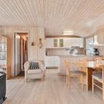 Küche mit Essbereich und Sitzgelegenheiten in Holzhaus