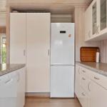 Küche mit weißer Kühlschrank, Spüle und Arbeitsplatte