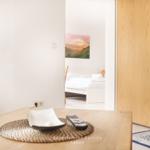 Durchgang zur Schlafzimmer mit Bett und Wandbild