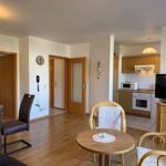 Wohnküche mit Essbereich, TV und Küchengeräten