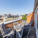 Terrasse mit Sitzgruppe und Blick auf die Stadt