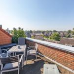 Terrasse mit Sitzgelegenheiten und Blick auf das Dachlandschaft