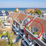 Terrasse mit Sitzgelegenheiten und Meerblick