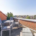 Terrasse mit Sitzgelegenheiten und Blick auf die Stadt