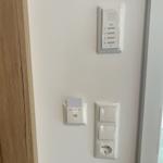 Wand mit Türöffner, Kartenleser und Steckdose