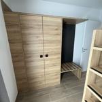 Schlafzimmer mit Kleiderschrank und Doppelbett
