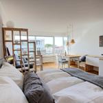 Schlafzimmer mit Blick auf Balkon und Essbereich