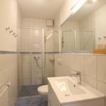 Badezimmer mit Dusche, Waschbecken und Toilette