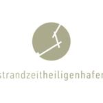 Logo mit Kreis und stilisiertem Schiff, darunter der Schriftzug strandzeitheiligenhafen.