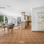 Küche, Essbereich und Garderobe im Haus mit Terrassentür.