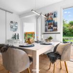 Essbereich mit Tisch, Stühlen und Blick auf Garten.