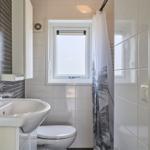 Badezimmer mit Waschbecken, Toilette und Duschvorhang