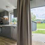 Küche mit Blick auf Garten und Liegestühle