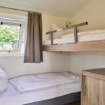 Zimmer mit Hochbett, Fenster und Schrank