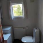 Badezimmer mit Toilette, Fenster und Heizkörper