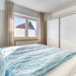 Schlafzimmer mit Doppelbett, Fenster und Schrank