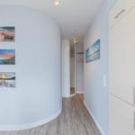 Flur mit Licht, Wandbildern und Schränken