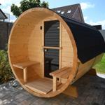 Holzsauna im Garten mit Sitzbänken und Tür
