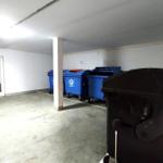 Keller mit Müllcontainern und Fenster