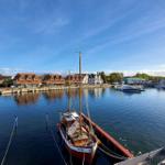 Blick vom Steg auf die Hafenhäuser