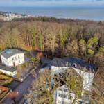 Haus mit Blick aufs Meer und Wald