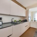 Moderne Küche mit Arbeitsplatte, Spüle und Küchenzeile