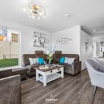 Wohnzimmer mit Sofa, Couchtisch und Blick auf die Terrasse.