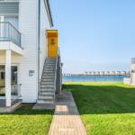 Haus mit Balkon und direktem Blick auf das Wasser