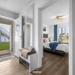 Eingangsbereich mit Blick auf Schlafzimmer und Außenterrasse.