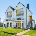 Moderne zweistöckige Villa mit Balkonen und direktem Meerblick.