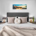 Schlafzimmer mit Bett, Nachttischen und Wandbild