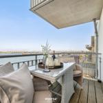 Terrasse mit Sitzgruppe und Meerblick